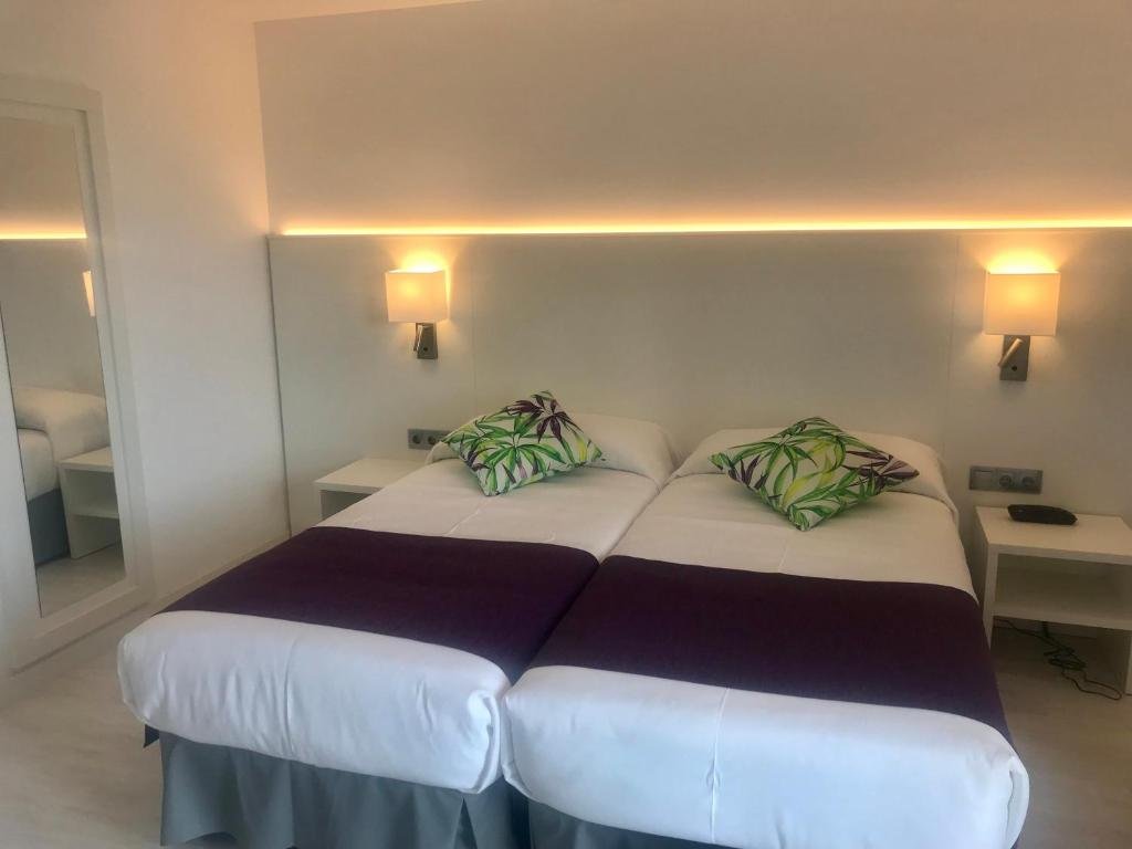 Athletic Camp Lloret de Mar: Hotel Samba and a 400m Track