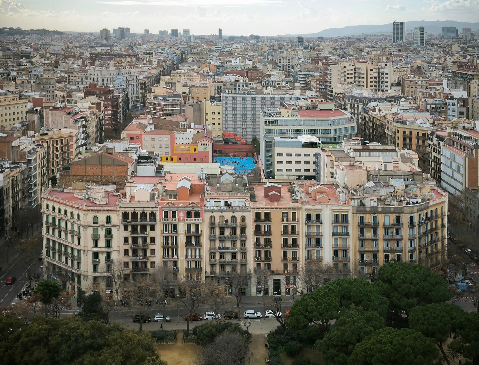 Barcelona Travel Guide: Sights, Beaches, Food and Sport